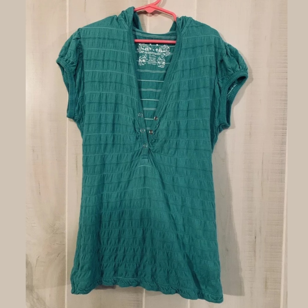 NO BOUNDARIES V-NECK T-SHIRT WITH HOODIE SIZE 3/5